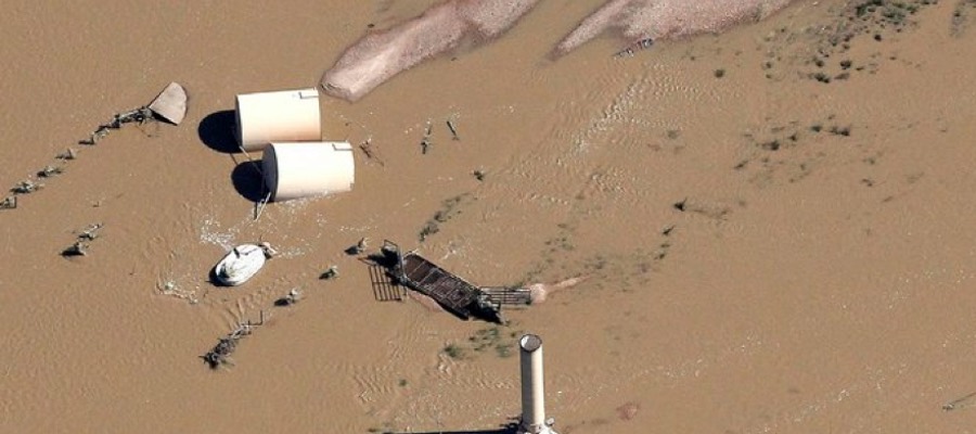 Flooded well and toppled oil storage tanks in Weld County, Colorado 2013. Rick Wilking/Reuters